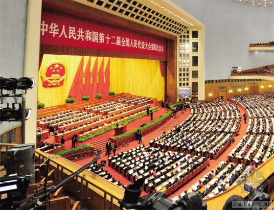 當日上午，國務(wù)院總理李克強在會上做了2016年政府工作報告。